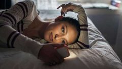 ما هو سر الإدمان على تمرير شاشات الهواتف الذكية ؟