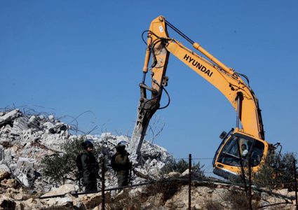 الاحتلال يهدم منزلا ومنشآت زراعية في الخليل