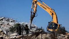 الاحتلال يهدم منزلا ومنشآت زراعية في الخليل