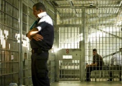 "سجون الاحتلال" تنقل 60 أسيراً مضرباً إلى زنازين العزل الإنفرادي