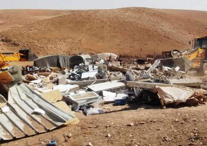 قوات الاحتلال تهدم خيمة سكنية في مسافر يطا