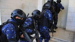 القبض على مشتبه به بقضايا سرقة وتهديد بنابلس