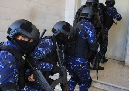 القبض على مشتبه به بقضايا سرقة وتهديد بنابلس