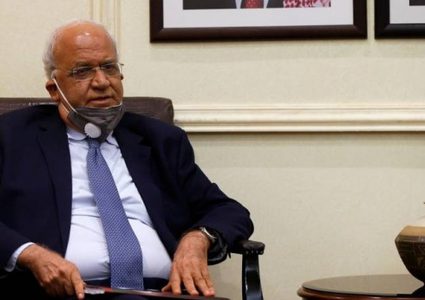 شؤون المفاوضات: وضع عريقات الصحي يتطلب وضعه تحت رقابة طبية خاصة