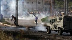 إصابات بالاختناق عقب إطلاق الاحتلال قنابل غاز بمخيم العروب