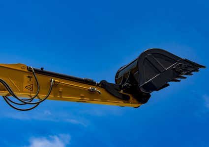 شاهد لحظة نجاة امرأة من موت محتم بعد مرور جرافة فوقها