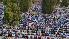 مئات المقدسيين يتوافدون للاقصى بعد اغلاقه مدة 30 يوماً