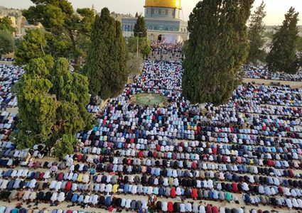 مئات المقدسيين يتوافدون للاقصى بعد اغلاقه مدة 30 يوماً