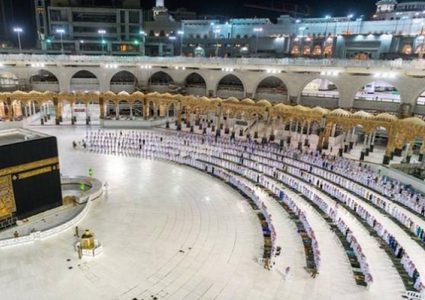 السعودية تسمح بأداء الصلوات في المسجد الحرام