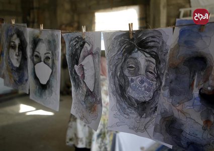 الفنانة الفلسطينية خلود الدسوقي تعلق لوحاتها في منزلها بخان يونس جنوب قطاع غزة