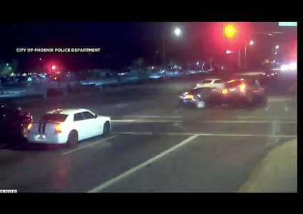 نجاة مشاة بـ"أعجوبة" من حادث سير