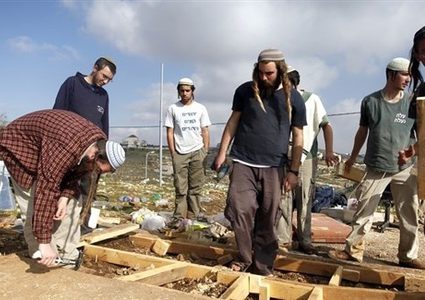 مستوطنون يقيمون حظيرة مواشي في الأغوار