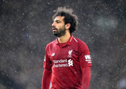 احتفالا بالهدف رقم 100...محمد صلاح يرتدي الحذاء الذهبي
