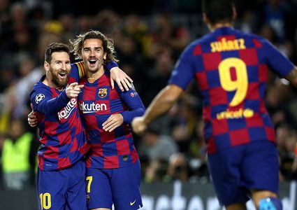 برشلونة يجدد عقود نجومه الأربعة دفعة واحدة