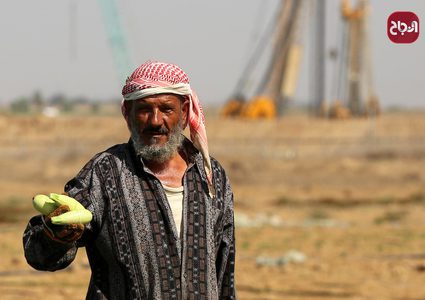 مزارعون من قطاع غزة يعملون في حقولهم وسط تواجد لجرافات الاحتلال