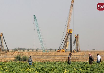 مزارعون من قطاع غزة يعملون في حقولهم وسط تواجد لجرافات الاحتلال