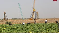 مزارعون من قطاع غزة يعملون في حقولهم وسط تواجد لجرافات الاحتلال