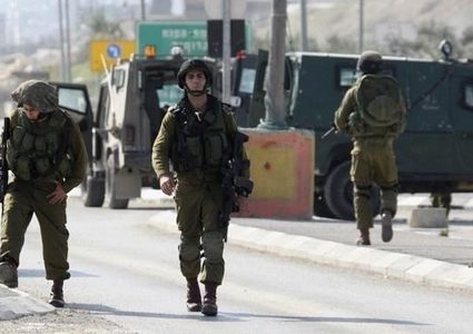 قوات الاحتلال تطلق قنابل الغاز تجاه العمال شرق جنين