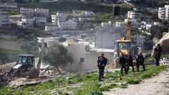 القدس: الاحتلال يهدم خيمة سكنية في بيت اكسا