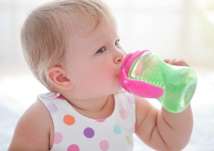 دراسة: رضاعات الأطفال قد تسرب البلاستيك لأجسامهم