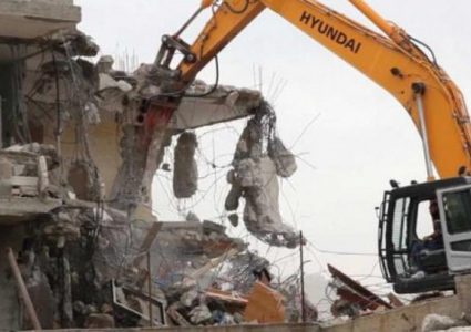 الاحتلال يهدم منزلا ويستولي على معدات للبناء في بلدة الخضر