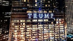 شيكاغو.. اسم بايدن يسطع على برج منافسه ترامب !