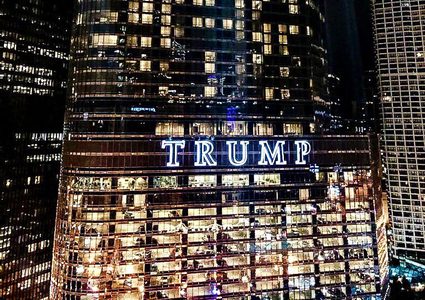 شيكاغو.. اسم بايدن يسطع على برج منافسه ترامب !