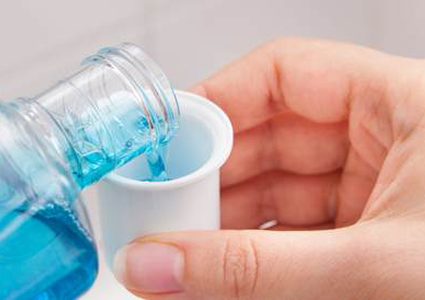 علماء يؤكدون قدرة غسولات الفم وشامبو الأطفال على وقف كورونا