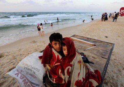 مواطنون يستمتعون على شاطىء دير البلح وسط قطاع غزة