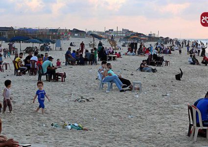 مواطنون يستمتعون على شاطىء دير البلح وسط قطاع غزة