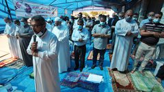 صلاة أمام الصليب الأحمر بغزة تضامنا مع المعتقل "الأخرس"