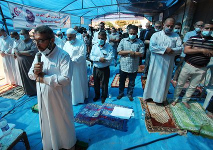 صلاة أمام الصليب الأحمر بغزة تضامنا مع المعتقل "الأخرس"