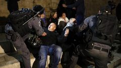 اعتقالات ومداهمات في القدس والضفة