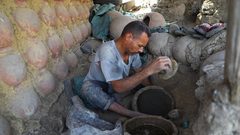صناعة الفخار في قرية نزلة بمصر
تصوير (شينخوا)
