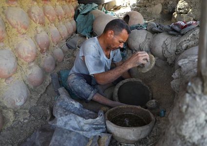 صناعة الفخار في قرية نزلة بمصر
تصوير (شينخوا)