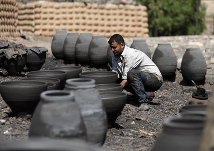 صناعة الفخار في قرية نزلة بمصر