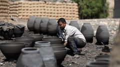 صناعة الفخار في قرية نزلة بمصر
تصوير (شينخوا)