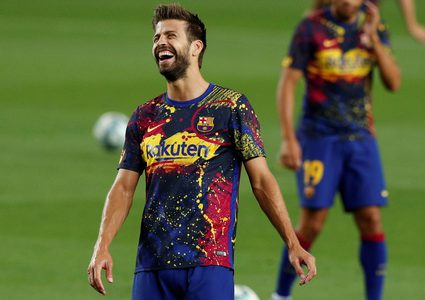 بيكيه يشعل الأجواء بهجوم شرس على إدارة برشلونة قبل لقاء الكلاسيكو