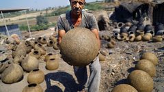 صناعة الفخار في قرية نزلة بمصر
تصوير (شينخوا)