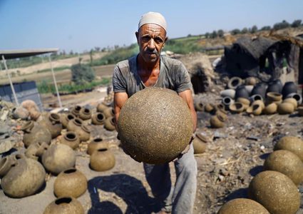 صناعة الفخار في قرية نزلة بمصر