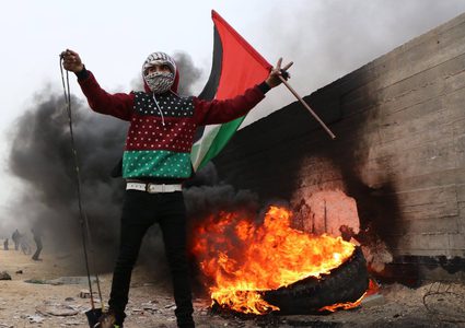 عشرات حالات الاختناق خلال مواجهات مع الاحتلال في باب الزاوية