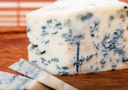 أهم المعلومات التي عليك معرفتها عن الجبن الأزرق