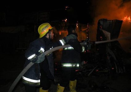 الدفاع المدني يخمد حريق في استراحة على شاطئ بحر بيت لاهيا