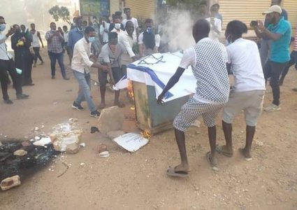 عشرات السودانيين يتظاهرون احتجاجا على اتفاق التطبيع