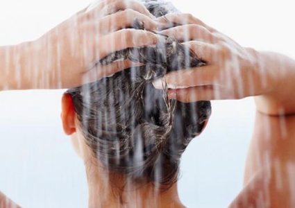 ما هي الطريقة الصحية لغسل الشعر؟