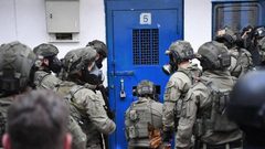 قوات الاحتلال تقتحم سجن عوفر