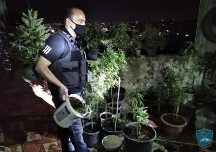 الشرطه تداهم وكراً لمتعاطي ومروجي المخدرات في بيت لحم
