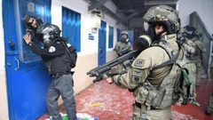 قوات القمع تقتحم قسم الأسرى الأشبال في سجن عوفر