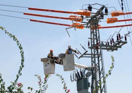 سلطات الاحتلال تخطر بوقف البناء بمنزل وشبكة كهرباء