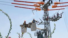 سلطات الاحتلال تخطر بوقف البناء بمنزل وشبكة كهرباء